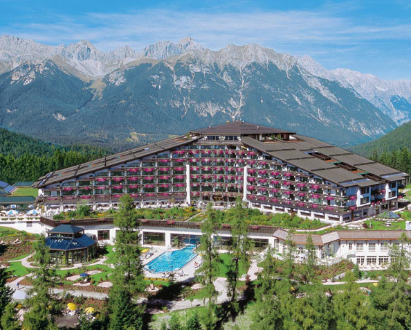 Das Interalpen-Hotel Tyrol im österreichischen Telfs. In einem Pilotprojekt wurden 17 der insgesamt 286 Gästezimmer mit handbearbeiteten Landhausdielen ausgestattet.